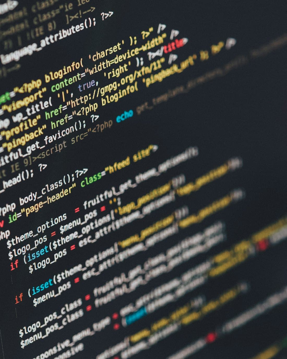 Bildschirm mit Quellcode aus der Nähe fotografiert